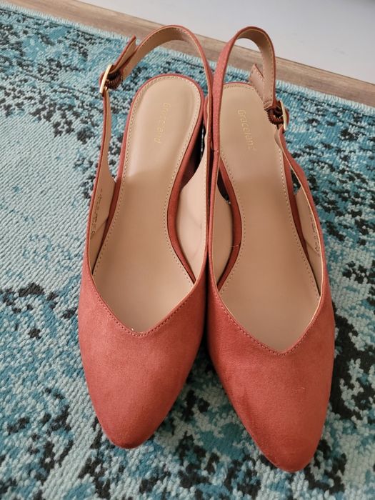 Czółenka na słupku GRACELAND