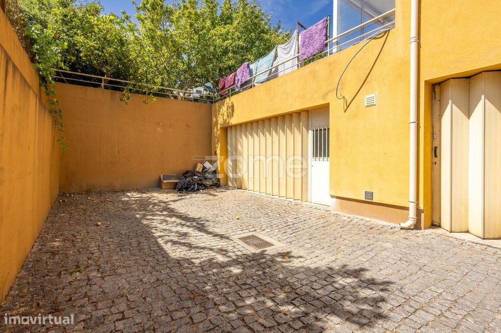 Armazém com 189 m², localizado numa zona residencial