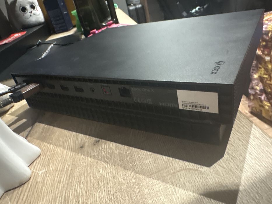 Xbox one X 1TB + gry + 1 pad