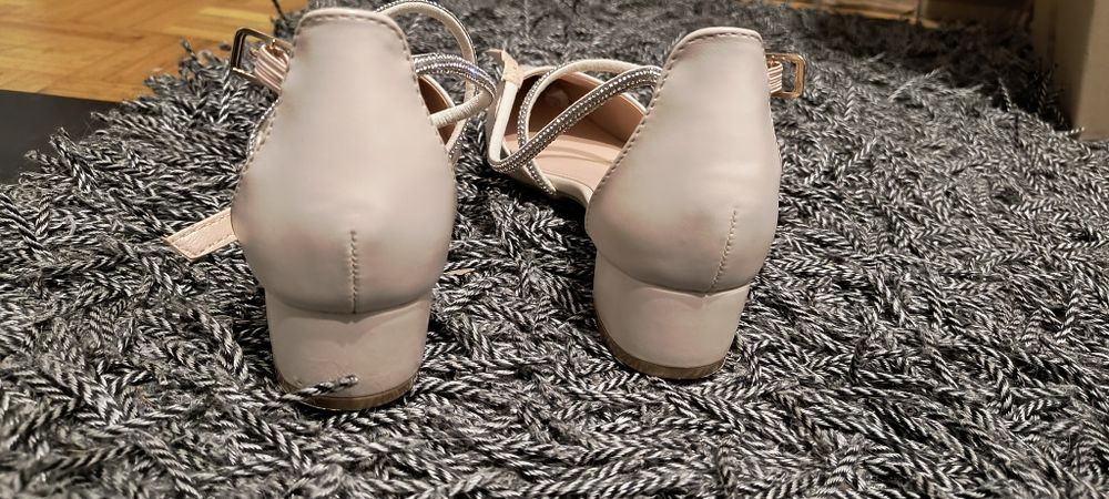 Śliczne beżowe buty r. 38