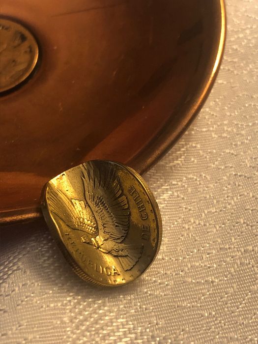 popielniczka z Chile - metalowa, ozdobiona monetami, oryginalna