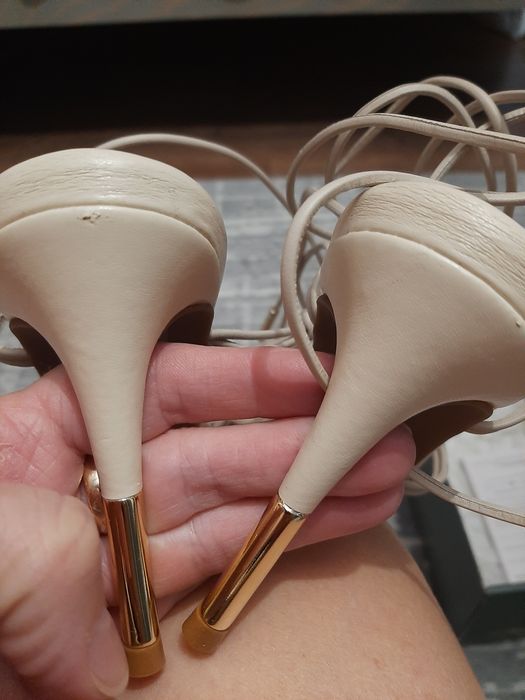 sandałki na szpilce  rozm 37skóra  Carvela
