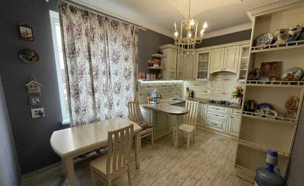 Дом в Червоном Хуторе , в доме остается все, отличное местоположение.