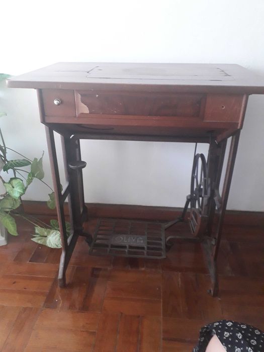 Máquina de Costura Antiga OLIVA com Móvel Original - Completa e Estimada
