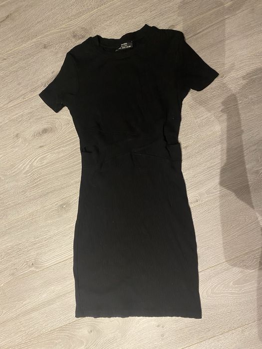 sukienka mini z wycięciem w tali