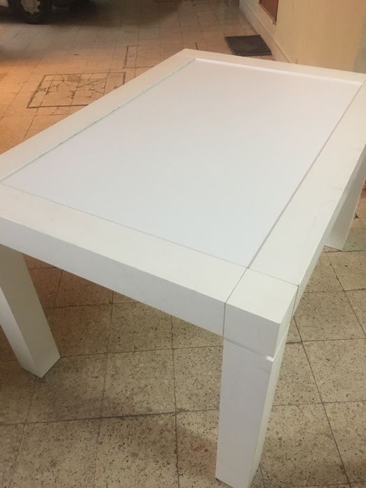 Mesa branca de madeira