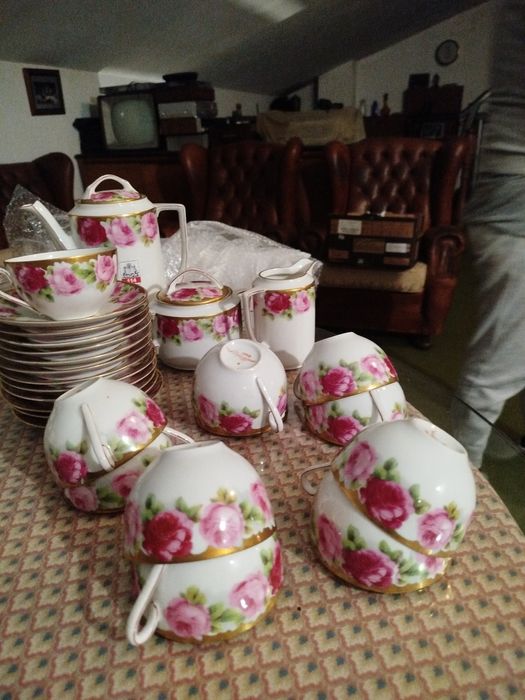 Serviço de chá em porcelana, decoração policromada com flores.