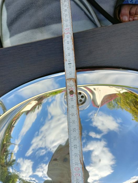 Blat z umywalką i baterią.