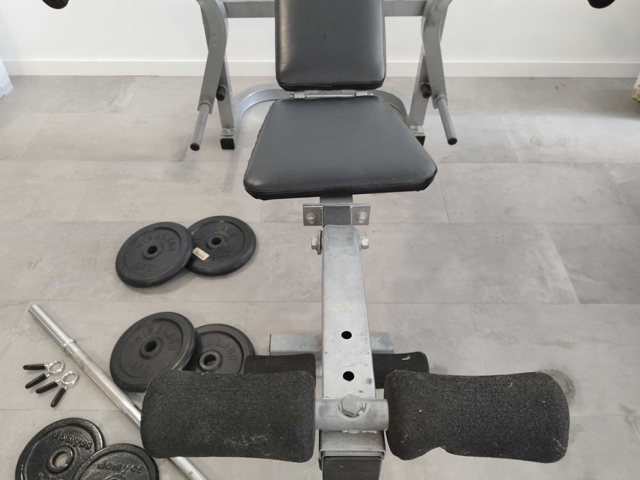 Banco de musculação multifunções com 2 barras, 2 halteres e 20 discos