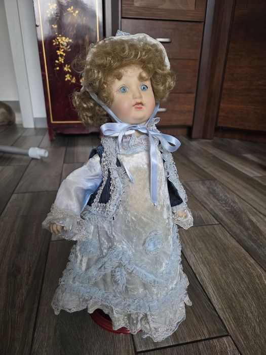 Bardzo stara lalka muzealna cala z porcelany