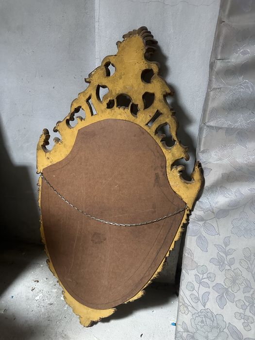 Espelho com moldura em madeira trabalhada