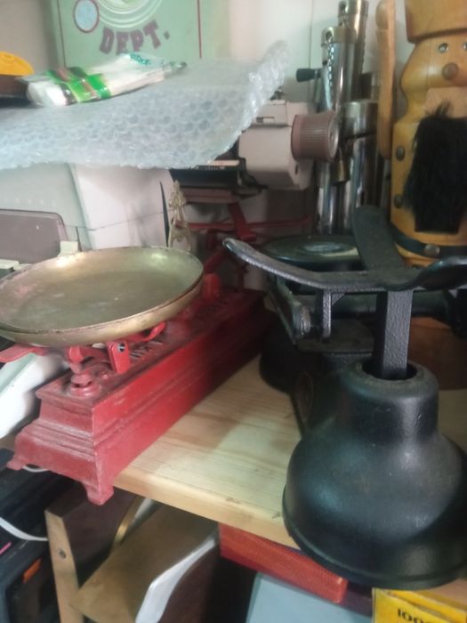 Balanças e máquinas de escrever.