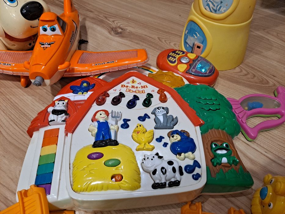 Zestaw zabawek dla małych dzieci piramidka krzesełko laptop ciuchcia