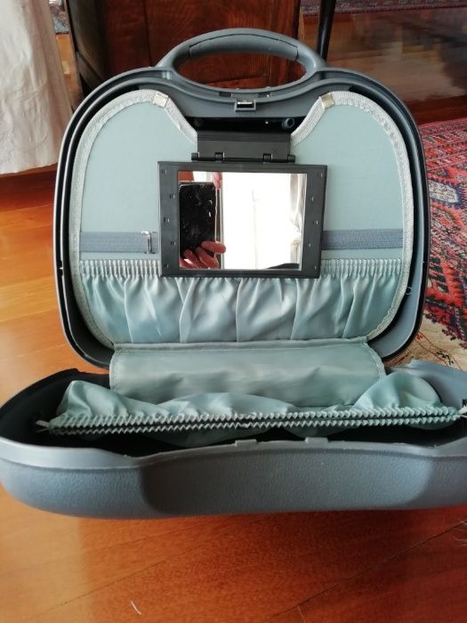 Toiletry Bag / Carry Case