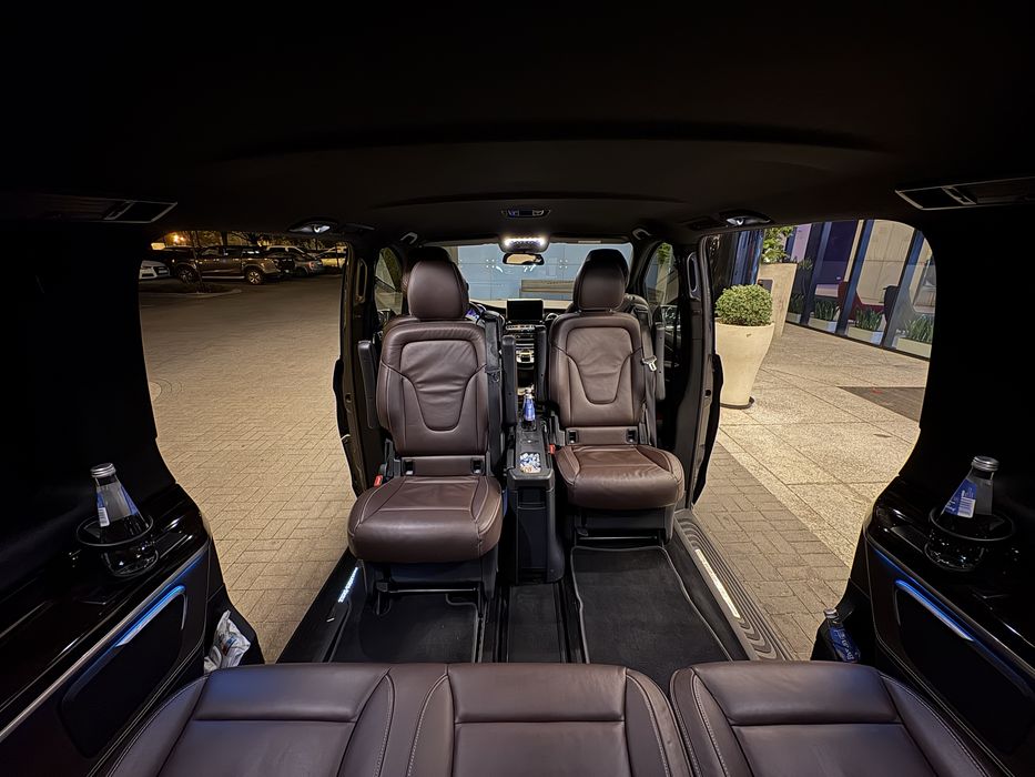 Chauffeur Service**Transfery lotniskowe*Transport VIP*Przewóz osób*Autokary i busy Premium*Mercedes E-Class/S-Class/V-Class/Sprinter