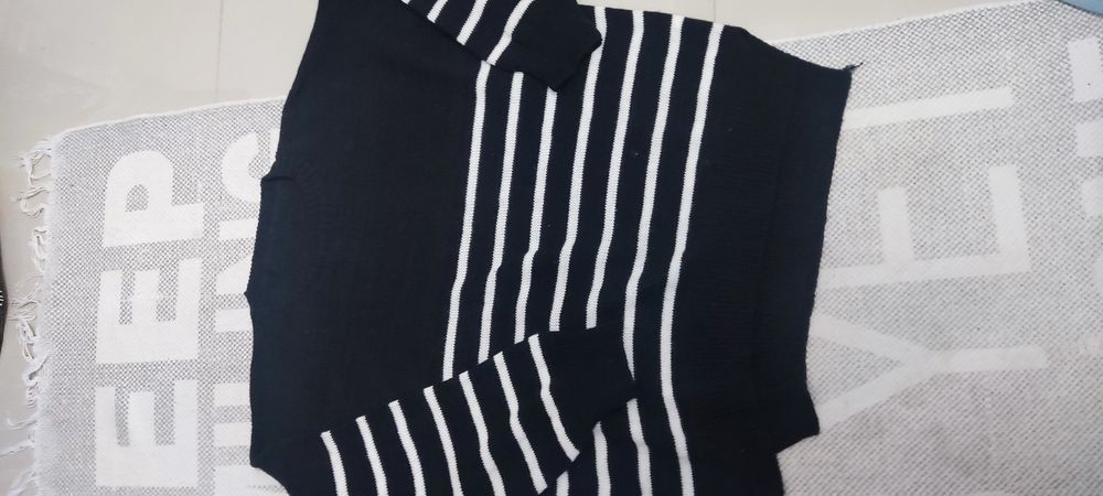 Sweter czarny w białe paski