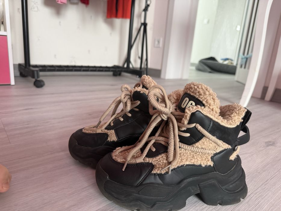 Зимове взуття 35 розміру на високій підошві з довгими шнурками