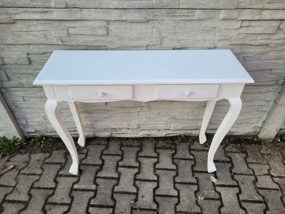 Elegancki  stolik-konsolka.
