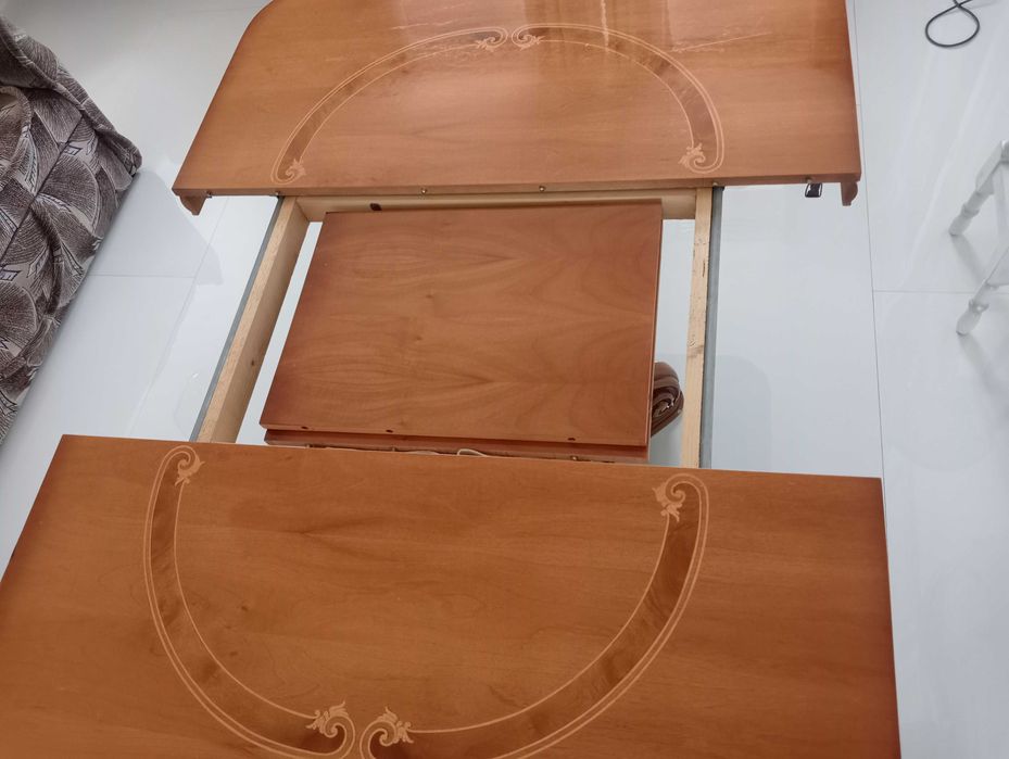 Стіл розкладний у вітальню.