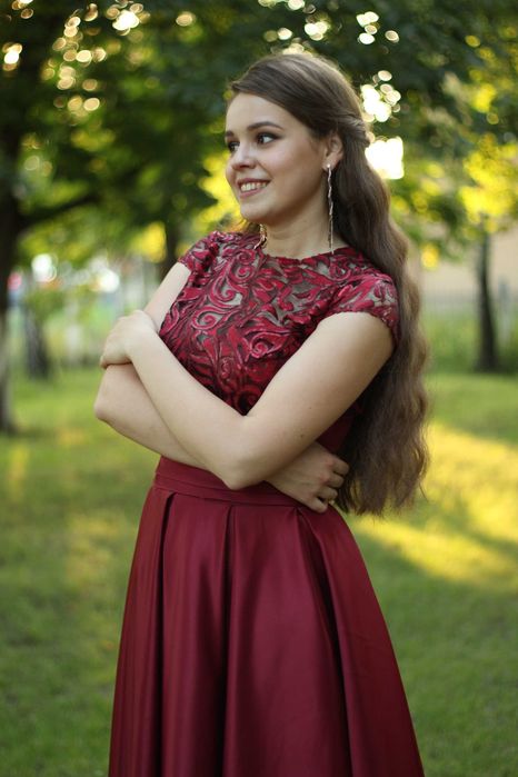 Вечірня сукня бордо