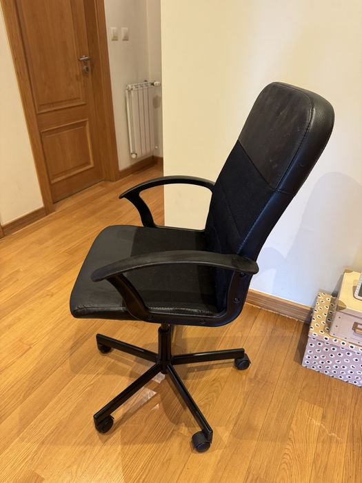 Cadeira de escritório giratória preta com rodízios