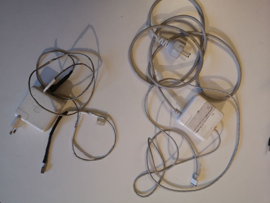 Macbook pro 2010 na części, 2 ładowarki