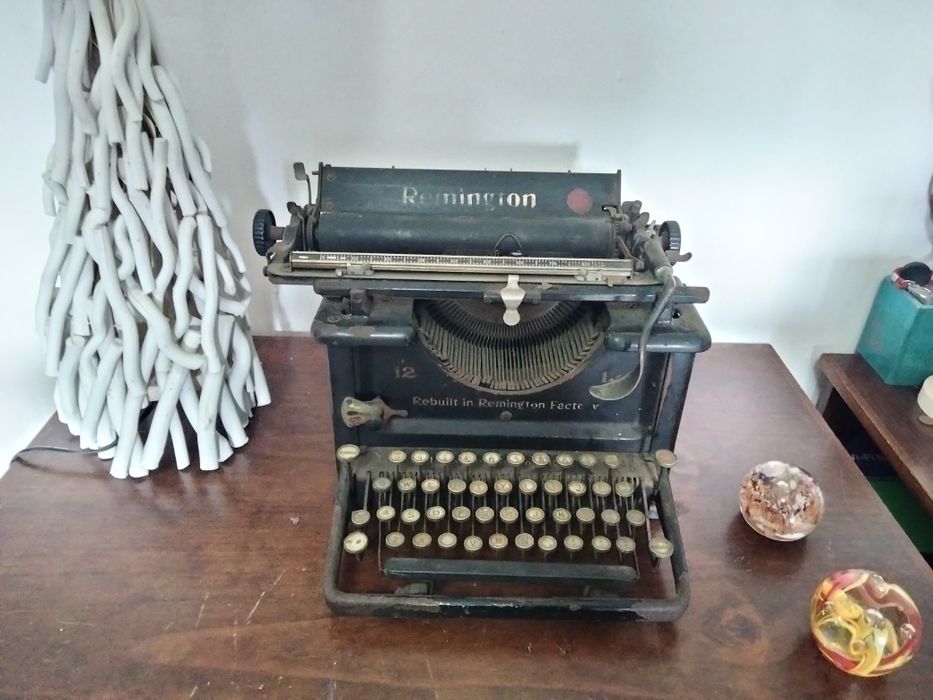 Máquina de escrever antiga em ferro, Remington N 12.
Ano 1929.