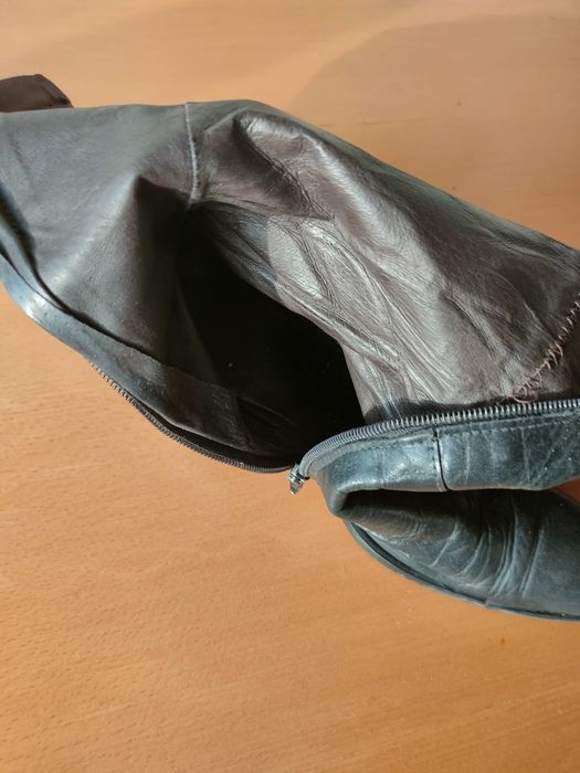 Par de botas pretas usadas.