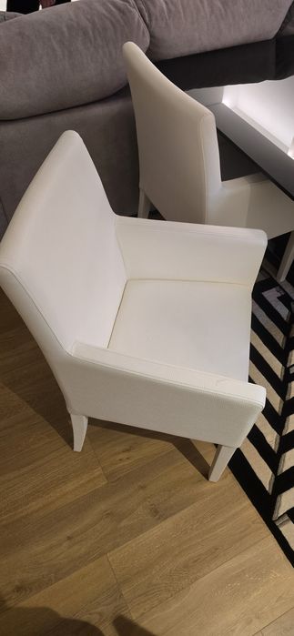Mesa de jantar com cadeiras e tapete