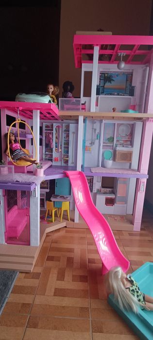 Casa da Barbie em bom estado