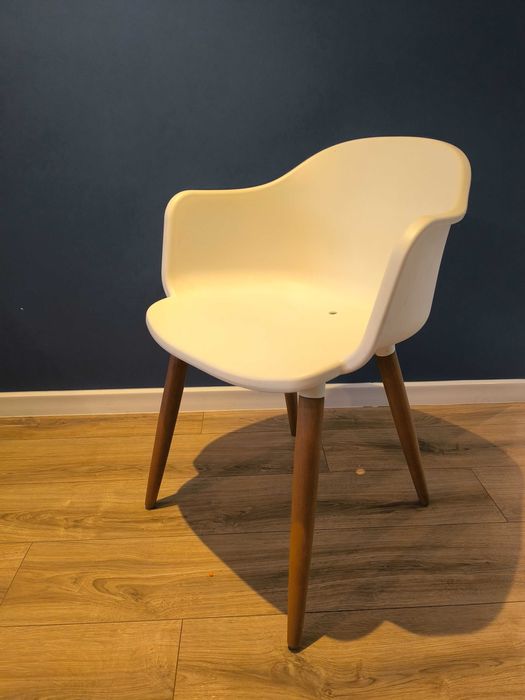 Białe krzesło z drewnianymi nogami