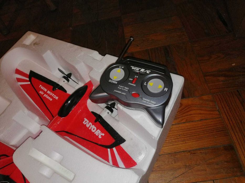 VINTAGE 90S -  tayio falcon win r/s