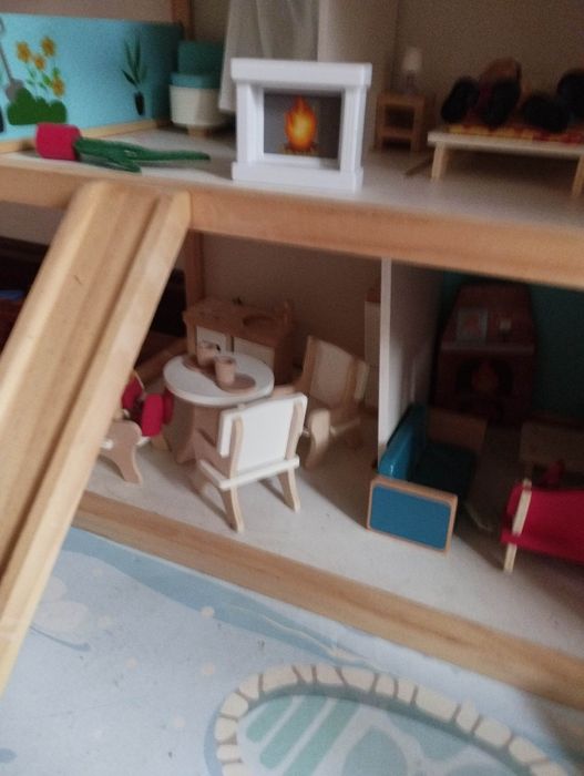 Casa de bonecas em madeira com mais de 80 peças