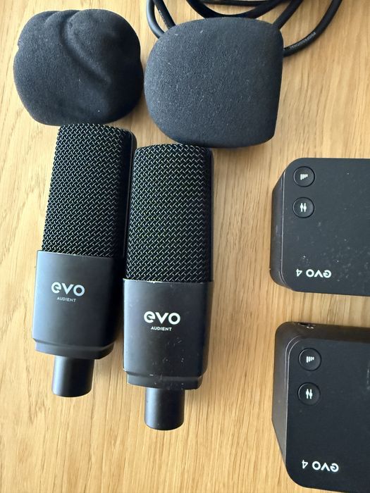 Microfone + fones (podcast)