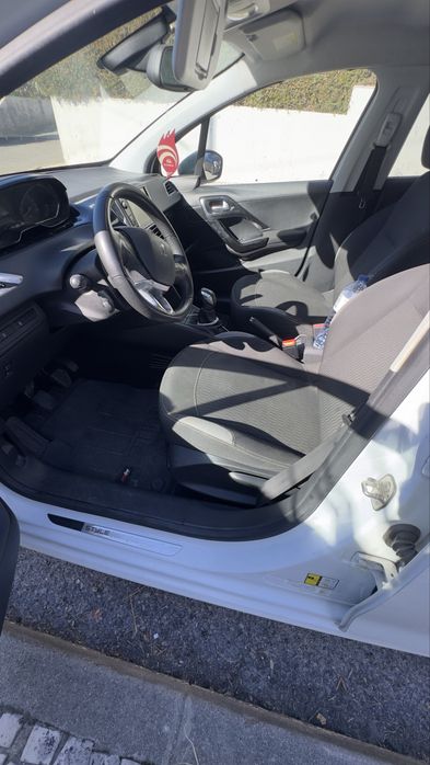 Vende-se Peugeot 208, motor 1.4 HDi (gasóleo), ano 2014, com cerca de 169.357 km.