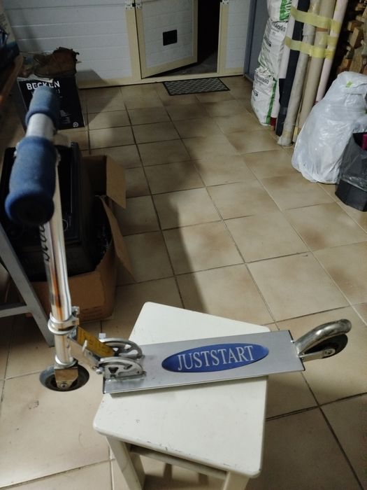 Trotinete em alumínio e aço inoxidável.