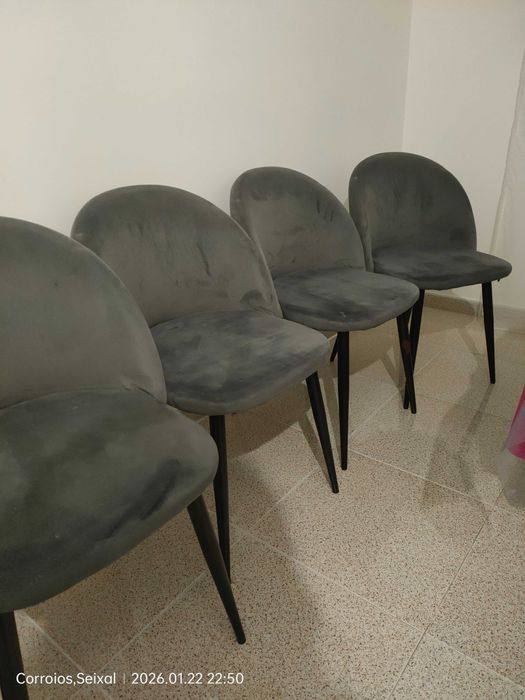 Cadeiras em veludo cinza