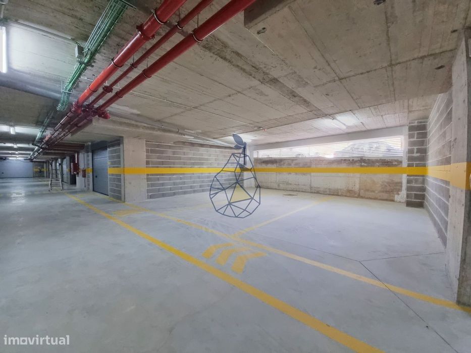 Garagens Box à Venda em Portimão — de 16 m² a 28 m², entre a estação d