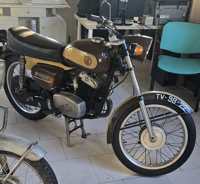 Mota Famel 111, e Motociclo CZ, 170cc, com documentos as duas