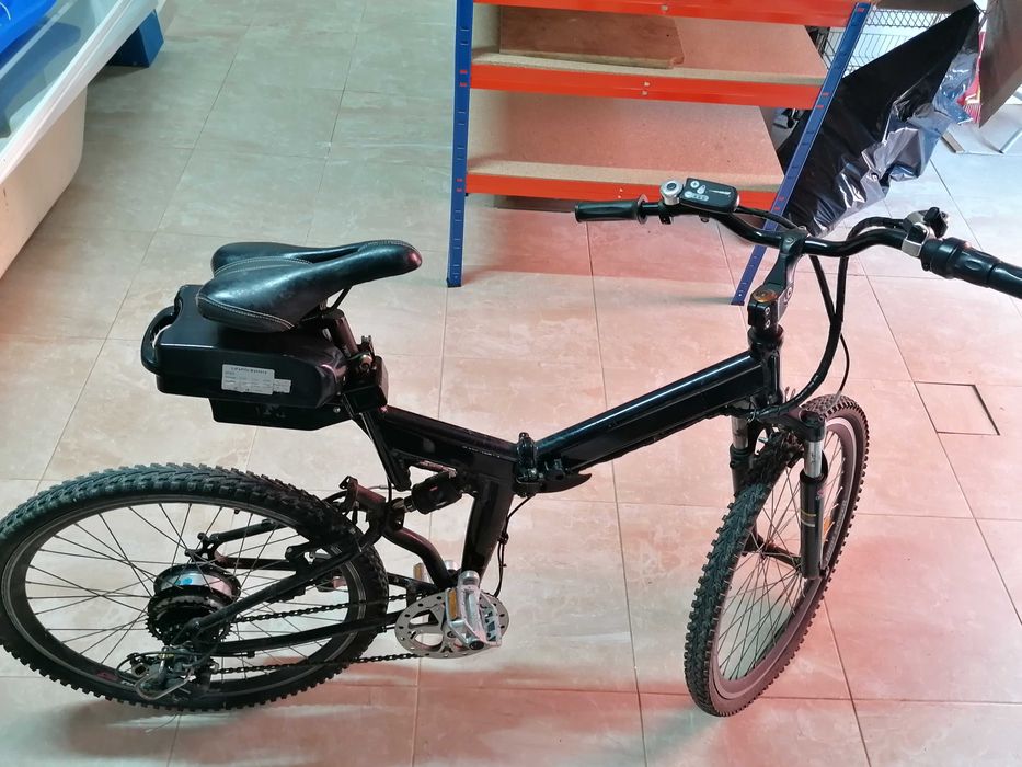 Bicicleta eléctrica antiga e sem carregar a bateria