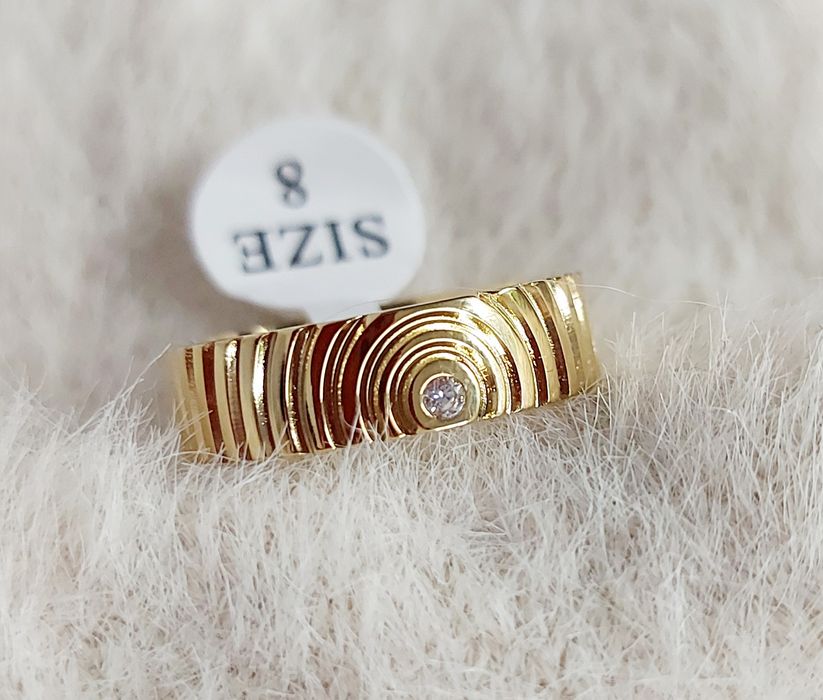 Pierścionek, obrączka z cyrkonią. R.8