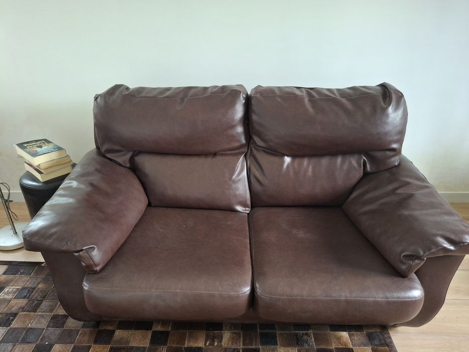 Sofá dois lugares castanho. .