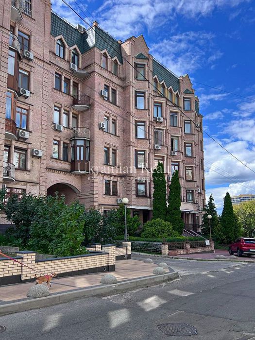 Продаж паркомісця в закритому паркінгу по вул. Кудрявська, 13–19