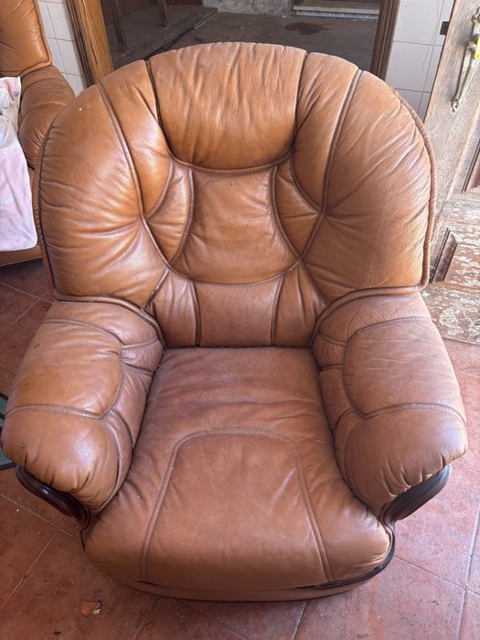 Sofá cama em Pele Genuína – Conjunto em Excelente Estado!