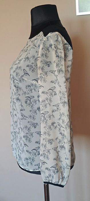 Elegancka bluzka z motywem ptaszków i gałązek