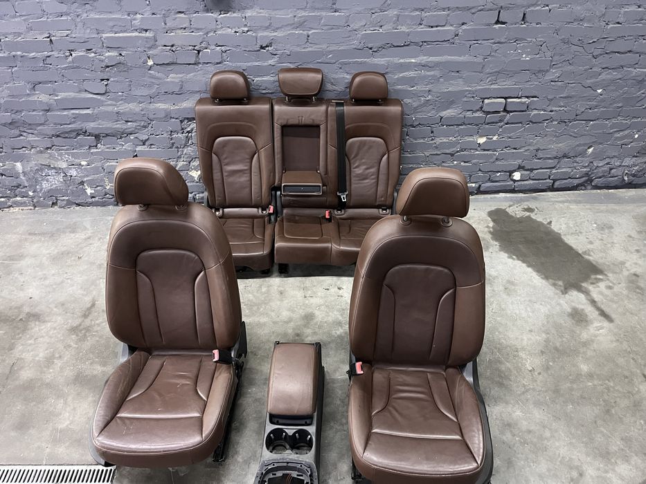 Салон audi Q5 8r0 коричневий (конʼячний) комплект в хорошому стані