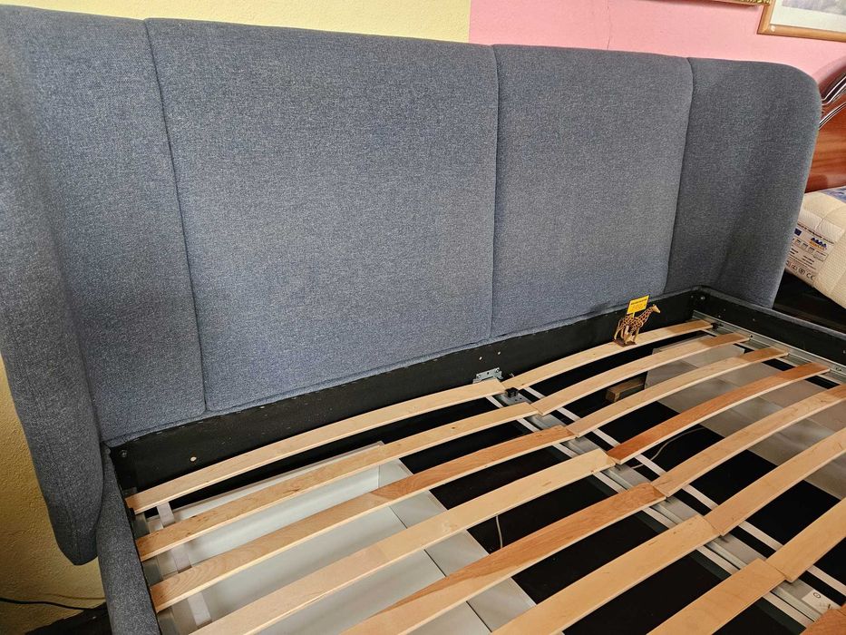 Grande cama com 4 gavetas - Muito bom estado geral à excepção do interior das gavetas