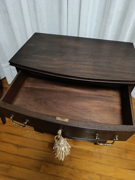 Meia cómoda pequena antiga restaurada estilo D Maria madeira exótica