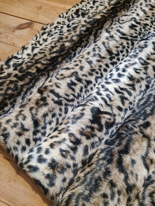 Sztuczne futro w cętki