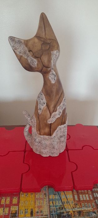 Gato em louça para decoração.